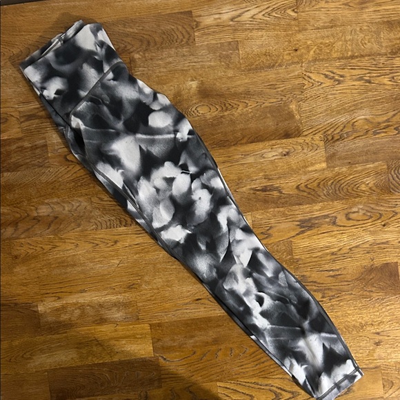 Lululemon High Rise Leggings Size 6 Black Grey Floral Print Full Length - Picture 5 of 6